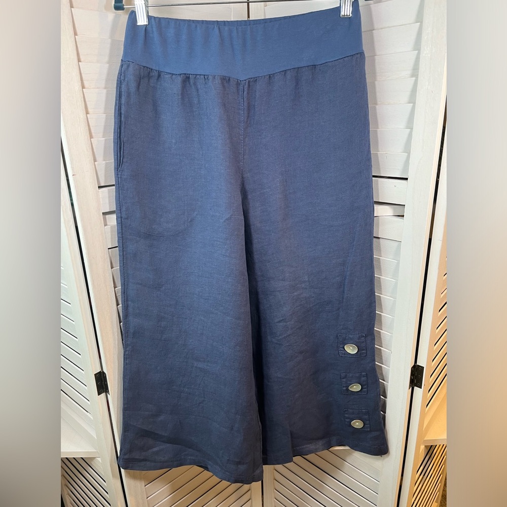 NWOT LANDS DOWNUNDER CAPRI PANTS